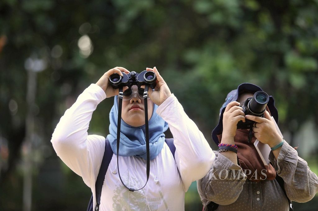 Anggota komunitas Biodiversity Warriors-Yayasan KEHATI mengamati keanekaragaman hayati di Taman Menteng, Jakarta, Selasa (22/5/2018). Kegiatan ini diselenggarakan serentak di delapan kota ke lokasi pengamatan untuk mengenal, mendata, mendokumentasikan dan memopulerkan keanekaragaman hayati di kota masing-masing. Selain memperingati Hari Keanekaragaman Hayati Sedunia yang jatuh pada tanggal 22 Mei, kegiatan ini dilaksanakan untuk membangun kesadaran masyarakat terhadap ragam hayati Indonesia yang sangat kaya.
