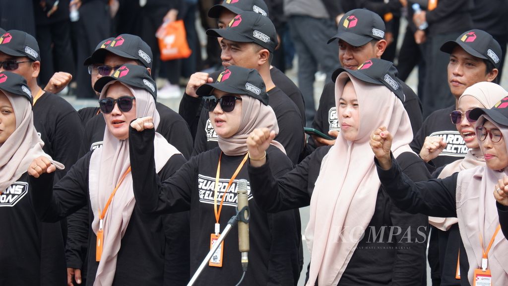 Para pengawas pemilihan umum menampilkan yel-yel seusai Apel Siaga Pengawasan Kampanye Pemilu 2024 di halaman Balai Kota Banjarmasin, Kalimantan Selatan, Senin (27/11/2023). 