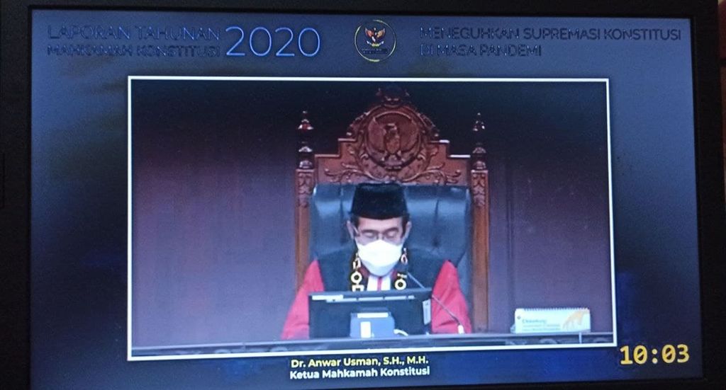 Ketua Mahkamah Konstitusi Anwar Usman membacakan laporan akhir tahun MK tahun 2020, Kamis (21/1/2021). Sidang pleno tahunan itu diselenggarakan secara daring karena masih dalam situasi pandemi Covid-19.