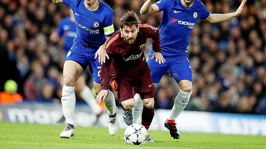 Bintang Barcelona,  Lionel Messi, mengontrol bola  melewati hadangan dua pemain Chelsea, Cesar Azpilicueta (kiri) dan Cesc Fabregas (kanan), pada laga pertama babak 16 besar Liga Champions di Stadion Stamford Bridge, London, Rabu (21/2). Kedua tim bermain imbang, 1-1. 
