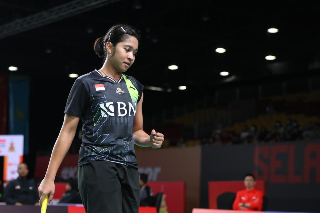 Ester Nurumi Tri Wardoyo meraih kemenangan ketiga bagi Indonesia saat melawan Malaysia pada perempat final beregu putri Kejuaraan Asia Bulu Tangkis Beregu di Selangor, Malaysia, Jumat (16/2/2024). Ester menang atas Wong Lingn Ching, 14-21, 21-15, 21-16. Indonesia menang atas Malaysia, 3-0.