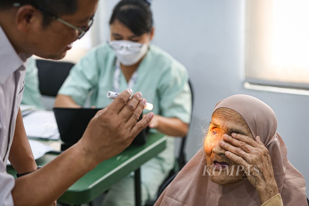 Tenaga kesehatan memeriksa kondisi mata pasien di RSUD Tamansari, Jakarta Barat, Selasa (5/3/2024).  