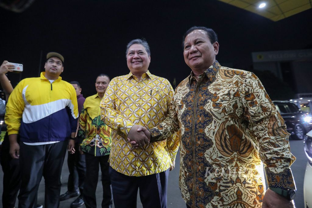 Ketua Umum Partai Golkar Airlangga Hartarto (kedua dari kanan) menyambut kedatangan Ketua Umum Partai Gerindra sekaligus bakal calon presiden Prabowo Subianto di Kantor DPP Partai Golkar, Jakarta, Kamis (14/9/2023). 