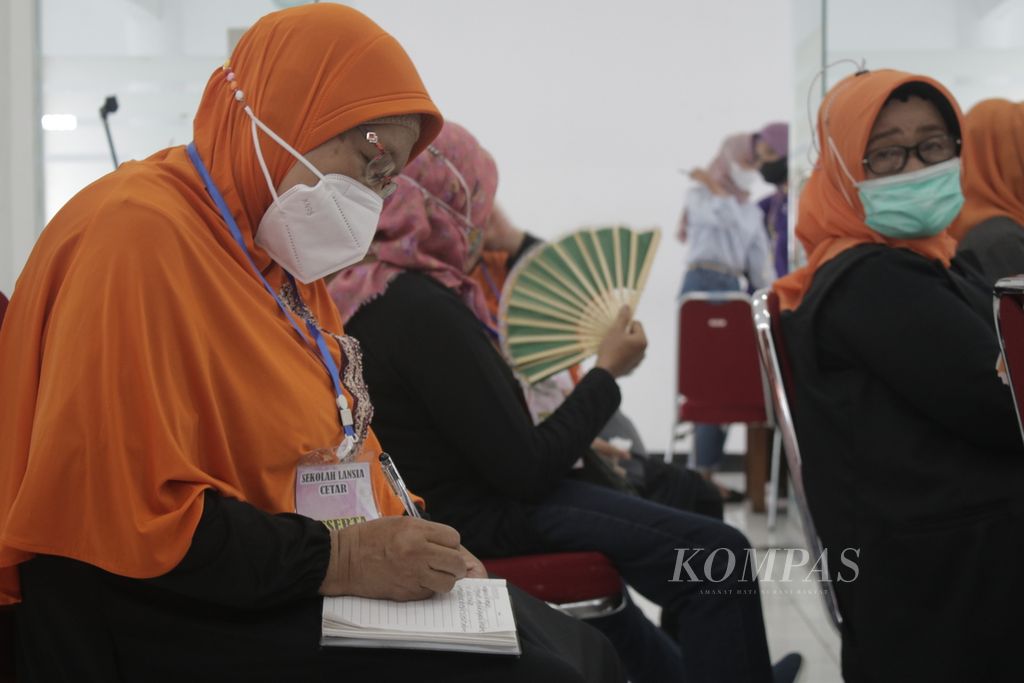 Warga lanjut usia menulis materi tentang manfaat tempe di aula Kantor Kecamatan Ujungberung, Kota Bandung, Jawa Barat, Rabu (29/9/2021). Di lokasi tersebut, sekitar 20 warga lansia mengadakan sekolah lansia.