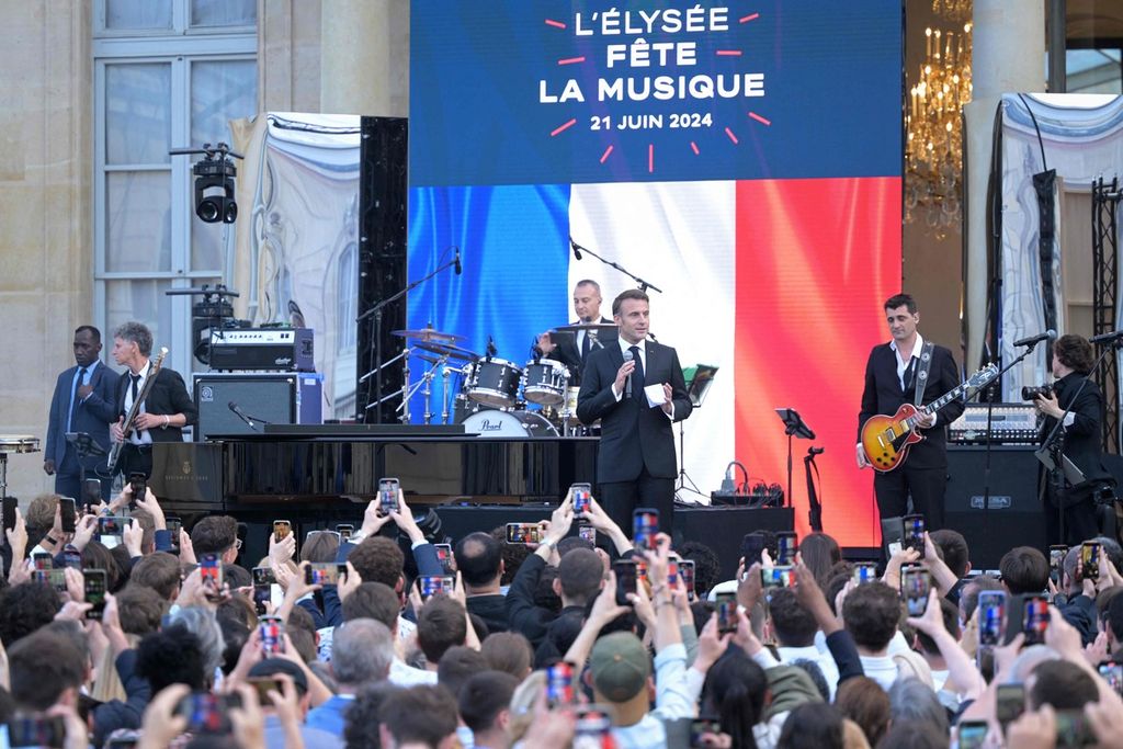 Presiden Perancis Emmanuel Macron berpidato di acara festival musik di pekarangan Istana Elysee, Paris, Jumat (21/6/2024).