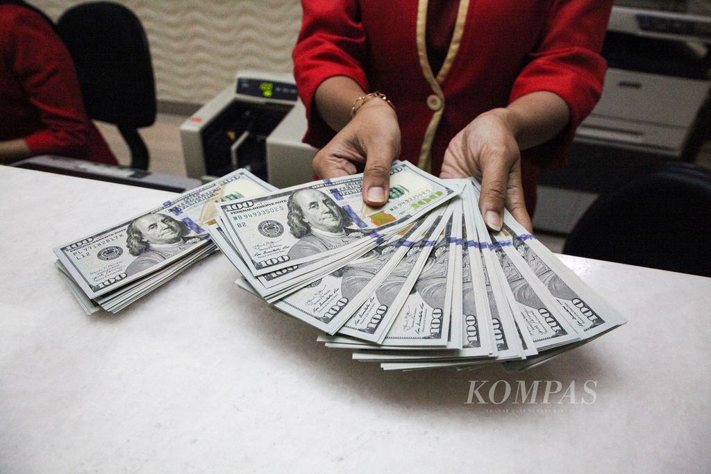 Petugas memeriksa fisik uang dollar AS di tempat penukaran valuta asing PT Agung Masayu di Jakarta, Selasa (24/10/2023). Nilai tukar rupiah masih fluktutif karena situasi global. Rupiah di Jakarta Interbank Spot Dollar Rate (Jisdor) Bank Indonesia pada penutupan Selasa (24/10/2023) berada di level Rp 15.869 per dollar AS.  
