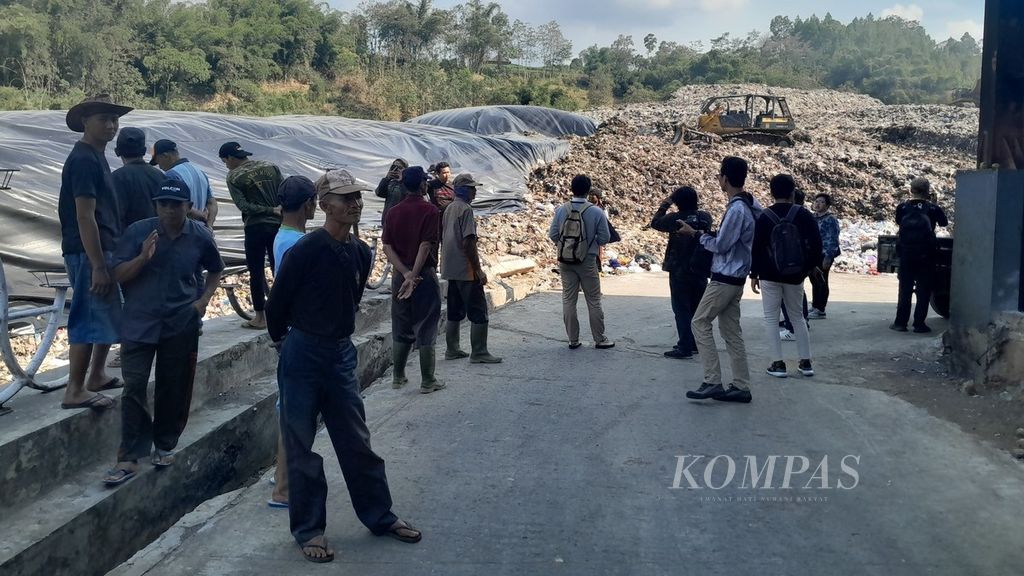 Ratusan warga Desa Tlekung menyerbu TPA Tlekung di Desa Tlekung, Kecamatan Junrejo, Kota Batu, Jawa Timur, Rabu (30/8/2023)
