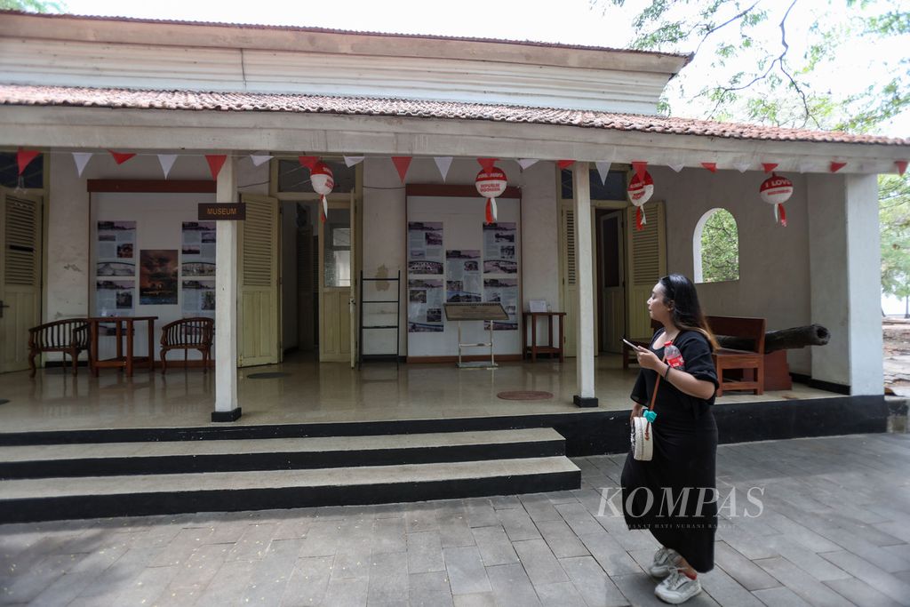 Pengunjung berjalan di depan bangunan yang dulunya rumah dokter dan kini dialihfungsi menjadi museum di Pulau Onrust, Kepulauan Seribu, DKI Jakarta, Rabu (15/11/2023). 