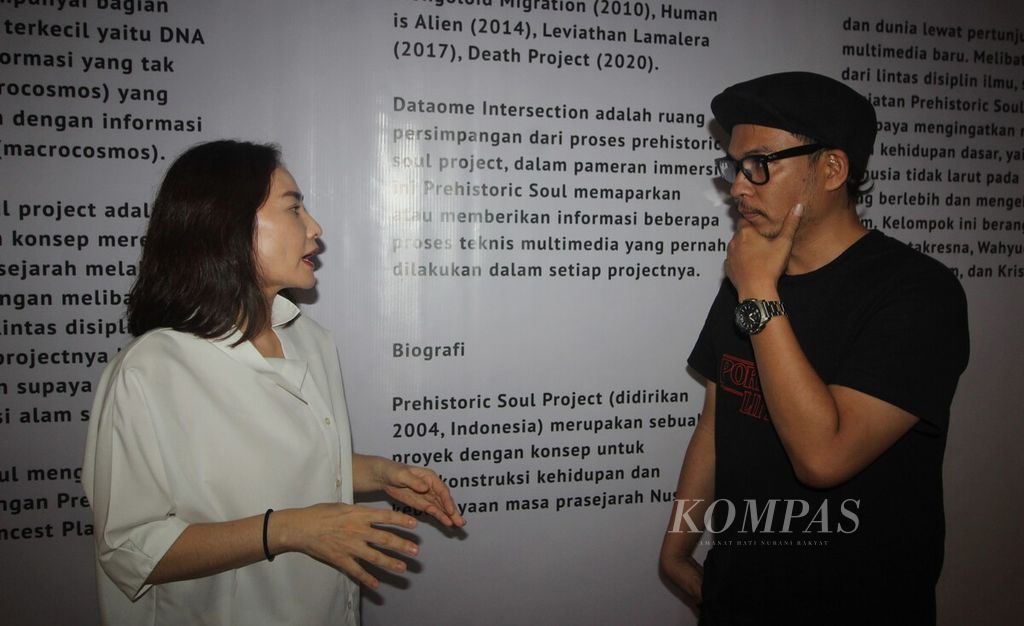 Dua kurator Festival Komunitas Seni Media (FKSM) 2022, Sudjud Dartanto (kanan) dan Jeong Ok Jeon, berbincang di sela-sela festival di Taman Budaya Bengkulu, Kamis (6/10/2022).