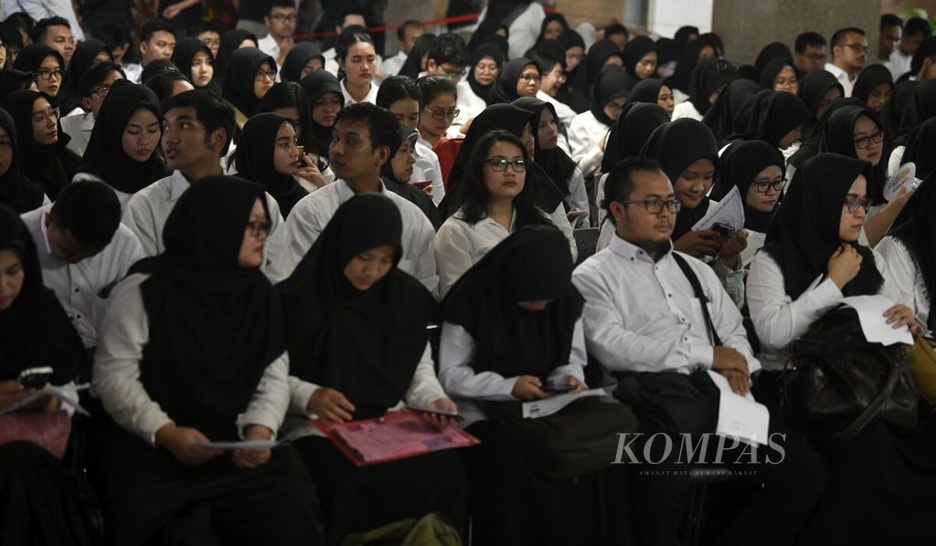 Peserta penerimaan calon pegawai negeri sipil (CPNS) di lingkungan Pemerintah Provinsi DKI Jakarta menunggu giliran untuk registrasi ulang saat mengikuti seleksi kompetensi dasar (SKD) di Kantor Wali Kota Jakarta Selatan, Senin (17/2/2020). 