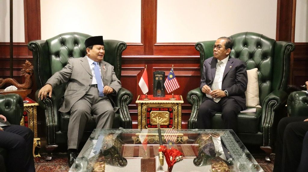 Menteri Pertahanan Prabowo Subianto menerima kunjungan Menteri Pertahanan Malaysia Yang Mulia Dato' Seri Mohamed Khaled Nordin, di Jakarta, Selasa (30/4/2024).