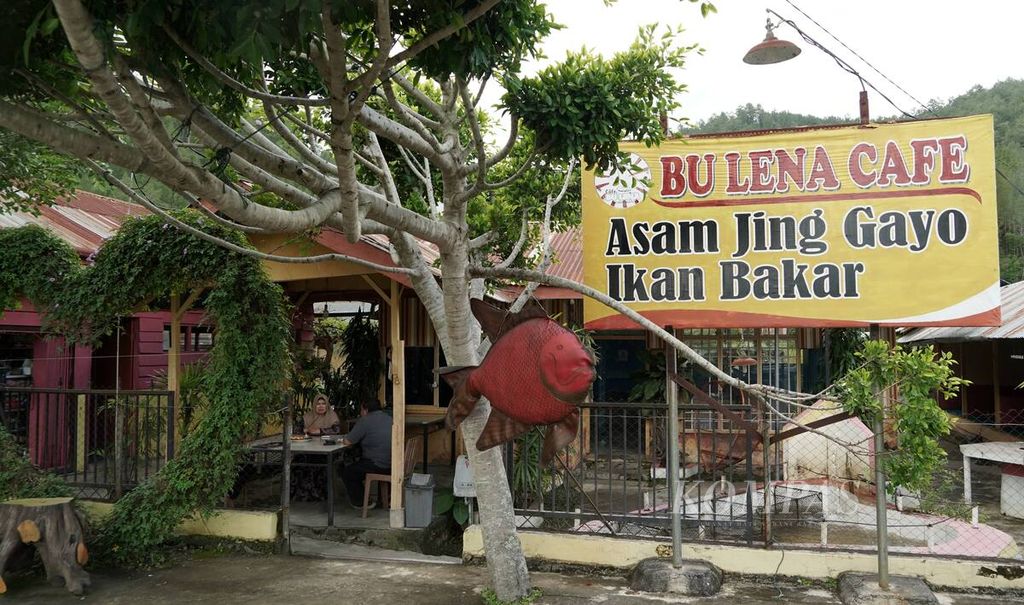  Rumah makan Bu Lena Cafe yang menyajikan uliner khas Gayo di tepi Danau Lut Tawar di Takengon, Kabupaten Aceh Tengah, Jumat (24/11/2023). 