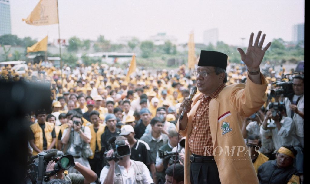 Ketua Umum DPP Partai Golkar Akbar Tandjung saat kampanye Pemilu 1999 di Jakarta. 