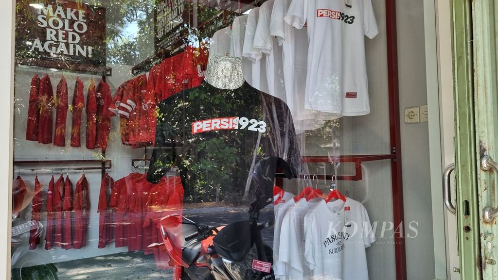 Etalase produk di Pasoepati Store, Kota Surakarta, Jawa Tengah, Sabtu (9/9/2023). Meskipun dikenal sebagai pendukung setia Persis Solo, Pasoepati tidak mencantumkan logo klub kebanggaan mereka dalam produk cendera mata resmi mereka.