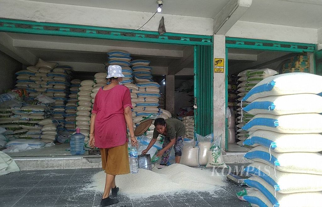 Harga beras masih bertahan mahal menjelang hari raya di Bali. Harga beras kualitas medium di Bali berada di kisaran Rp 15.250 per kilogram. 
