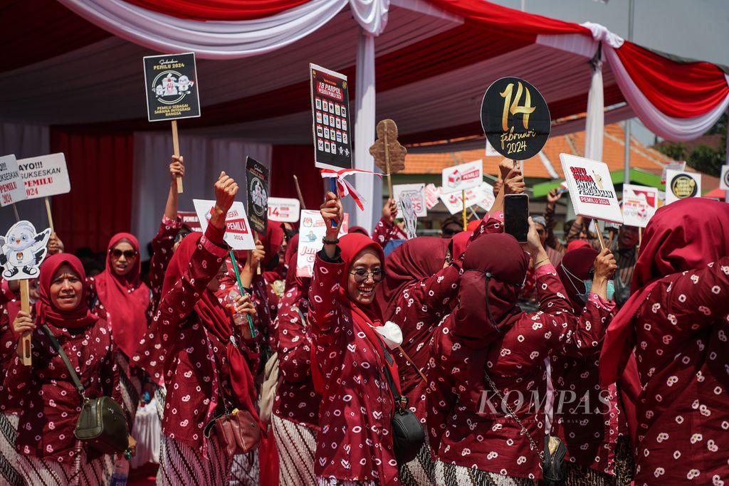 Panitia Pemilihan Kecamatan (PPK) dan Panitia Pemungutan Suara (PPS) membawa poster sosialisasi Pemilu 2024 dalam Kirab Pemilu 2024 di Taman Refugia, Magetan, Jawa Timur, Rabu (25/10/2023). 