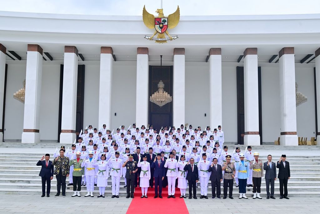 Pengukuhan Paskibraka oleh Presiden Joko Widodo yang digelar di Ibu Kota Nusantara, Penajam Paser Utara, Kalimantan Timur, Selasa (13/8/2024).