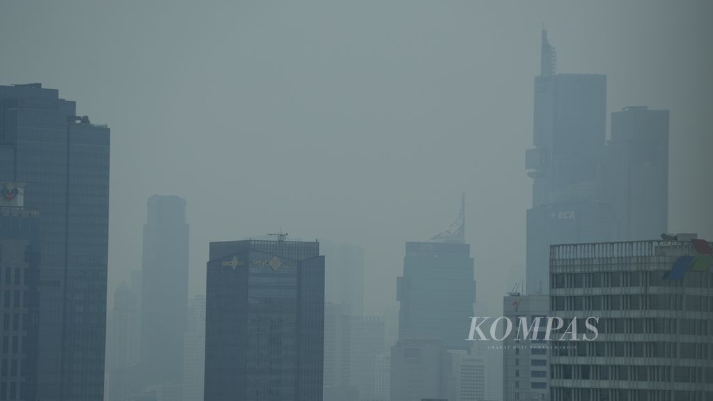 Polusi udara menyelimuti gedung-gedung bertingkat di Jakarta Pusat, Kamis (2/11/2023) pukul 12.00 WIB. Mengutip laman IQAir, Indeks Kualitas Udara di Jakarta Pusat pada Kamis pukul 12.00 masih menunjukkan keterangan tidak sehat dengan indeks 161. 