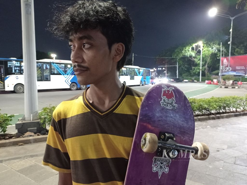 Pemain <i>skateboard </i>atau papan luncur di trotoar dekat Bundaran Senayan, Jakarta, Senin (4/4/2022).
