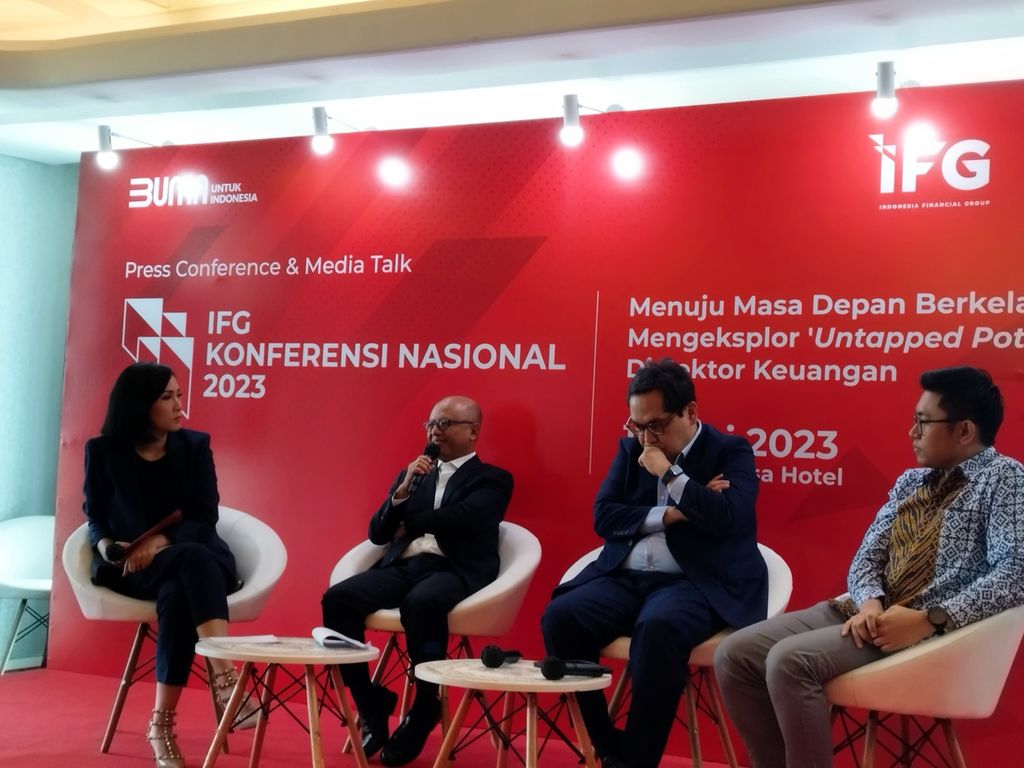 Direktur Utama Indonesia Financial Group (IFG) Hexana Tri Sasongko (dua dari kiri) menjelaskan mengenai perkembangan perasuransian di Indonesia dalam konferensi pers, di Jakarta, Selasa (16/5/2023).