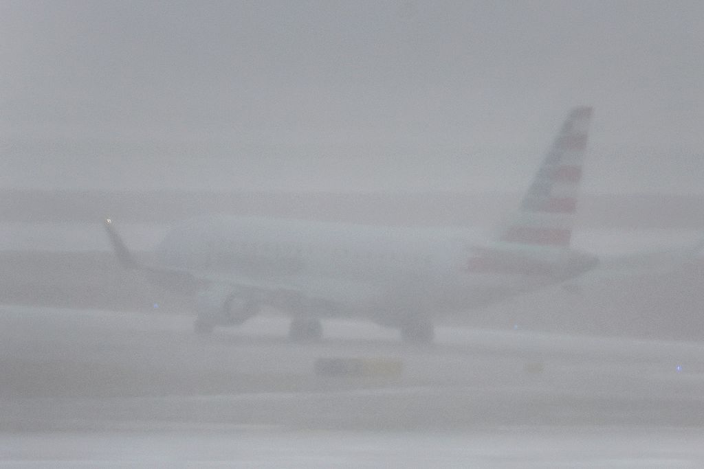 Sebuah pesawat tengah melaju di tengah hujan salju di landasan pacu bandara internasional O'Hare International, Chicago pada Kamis (22/12/2022) lalu. 