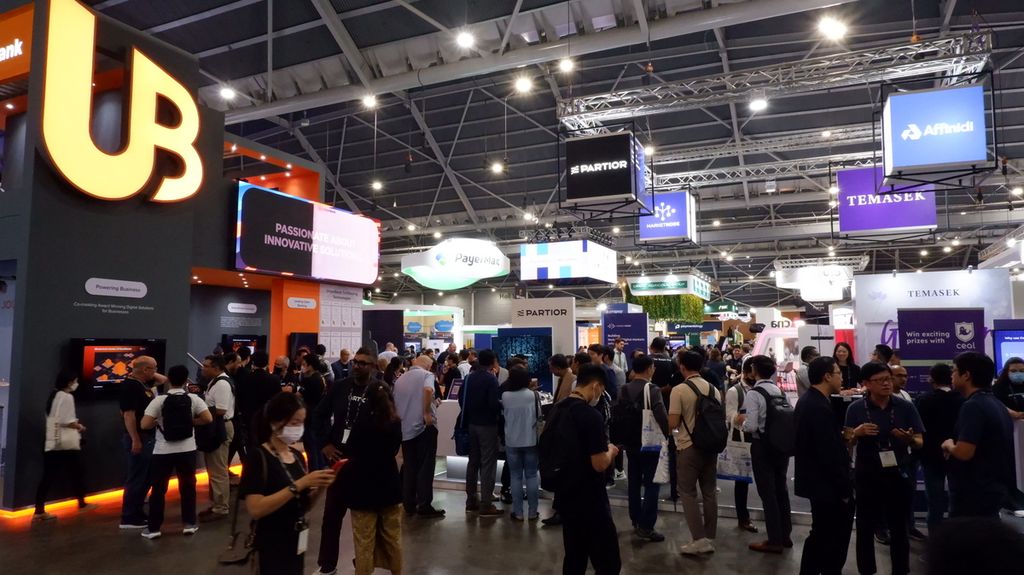 Suasana hari kedua Singapore Fintech Festival di Singapore Expo, Singapura, Kamis (3/11/2022). Pada acara yang dihelat Monetary Authority of Singapore (MAS) 2-4 November 2022 tersebut, terdapat sejumlah diskusi serta pameran yang diikuti berbagai perusahaan terkait dengan teknologi finansial (tekfin). Direktur Utama Bank Jago, Tbk Kharim Siregar menjadi salah satu pembicara dalam diskusi dengan topik "Driving New Digital Bank Profitability".