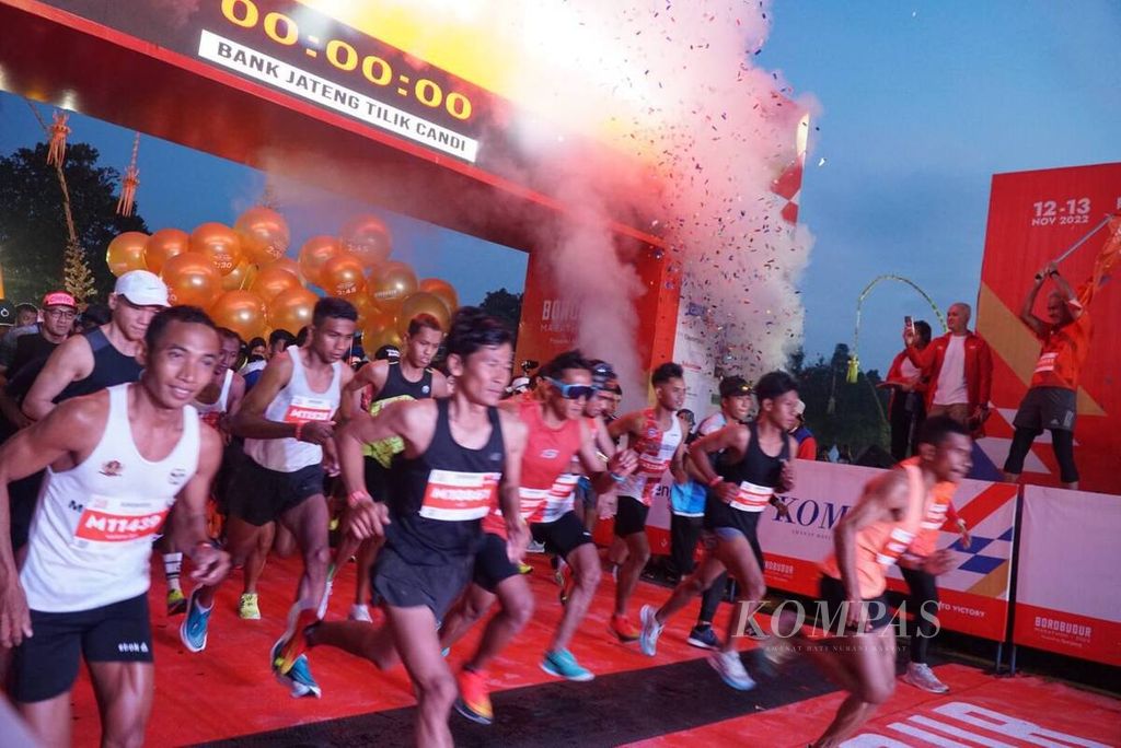 Peserta Bank Jateng Tilik Candi mulai berlari dari garis start, Minggu (13/11/2022), di kawasan Candi Borobudur, Kabupaten Magelang, Jawa Tengah. Lomba yang merupakan bagian dari Borobudur Marathon 2022 Powered by Bank Jateng itu diharapkan menjadi ajang pariwisata olahraga yang ikut menggerakkan perekonomian masyarakat setempat.