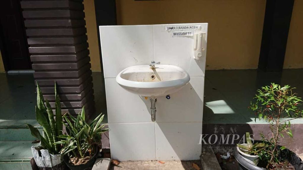 Tempat cuci tangan di Sekolah Menengah Atas (SMA) Negeri 3 Banda Aceh, Provinsi Aceh, Senin (7/3/2022), tidak berfungsi. Pada tahun 2020, Pemprov Aceh membangun 390 tempat cuci tangan sebagai bagian penanganan Covid-19.