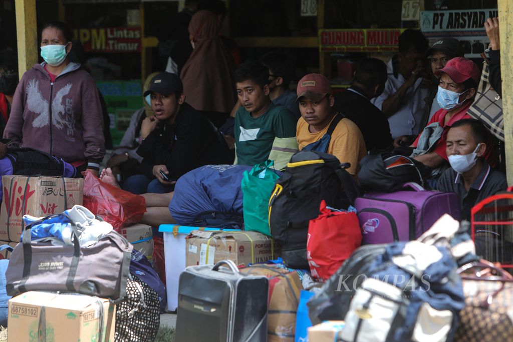Calon penumpang bus tujuan sejumlah kota di Pulau Jawa, Madura, dan Sumatera menunggu kedatangan bus di Terminal Bus Pondok Pinang, Jakarta, Minggu (24/4/2022). Arus mudik Lebaran mulai terasa. Kepadatan arus mudik diperkirakan mencapai puncaknya pada 28-30 April 2022.