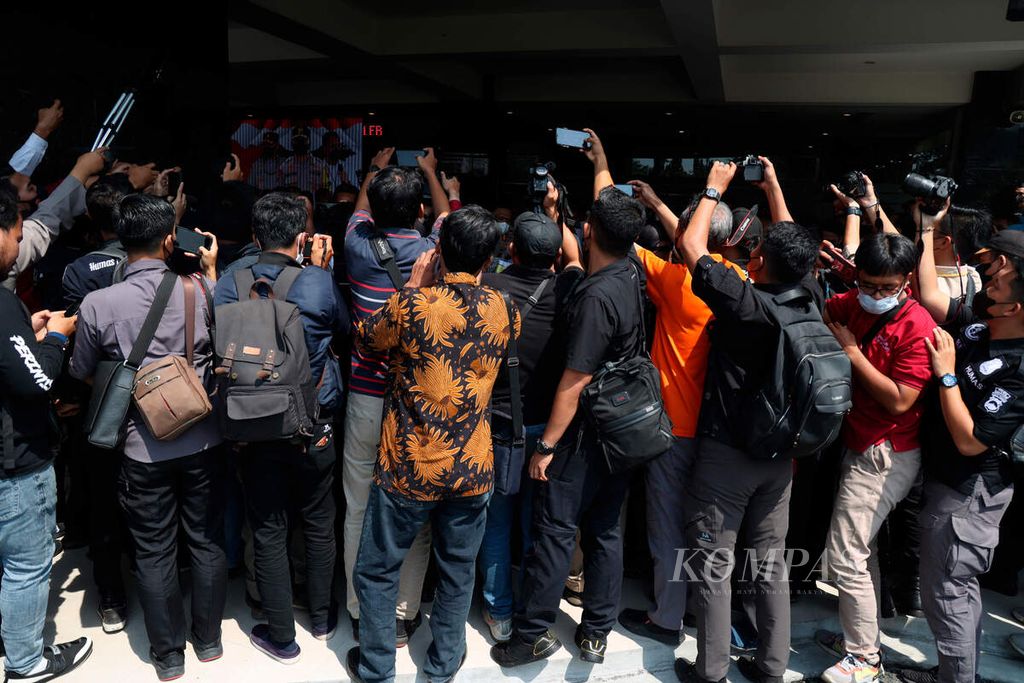 Jurnalis berdesakan saat meliput gelar perkara kasus perjudian seluruh Jawa Tengah di Kantor Polisi Daerah Jawa Tengah, Kota Semarang, Senin (22/8/2022).
