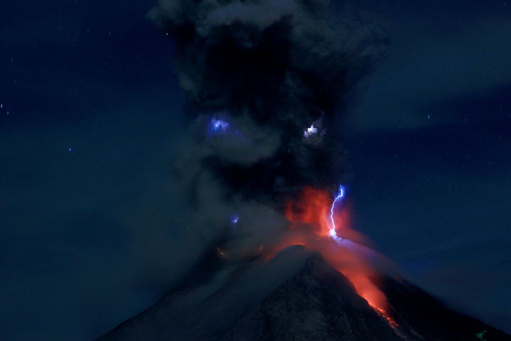Lava pijar meluncur diikuti awan panas dan petir yang menyambar saat Gunung Api Sinabung erupsi, terlihat dari Desa Gamber, Karo, beberapa waktu lalu.