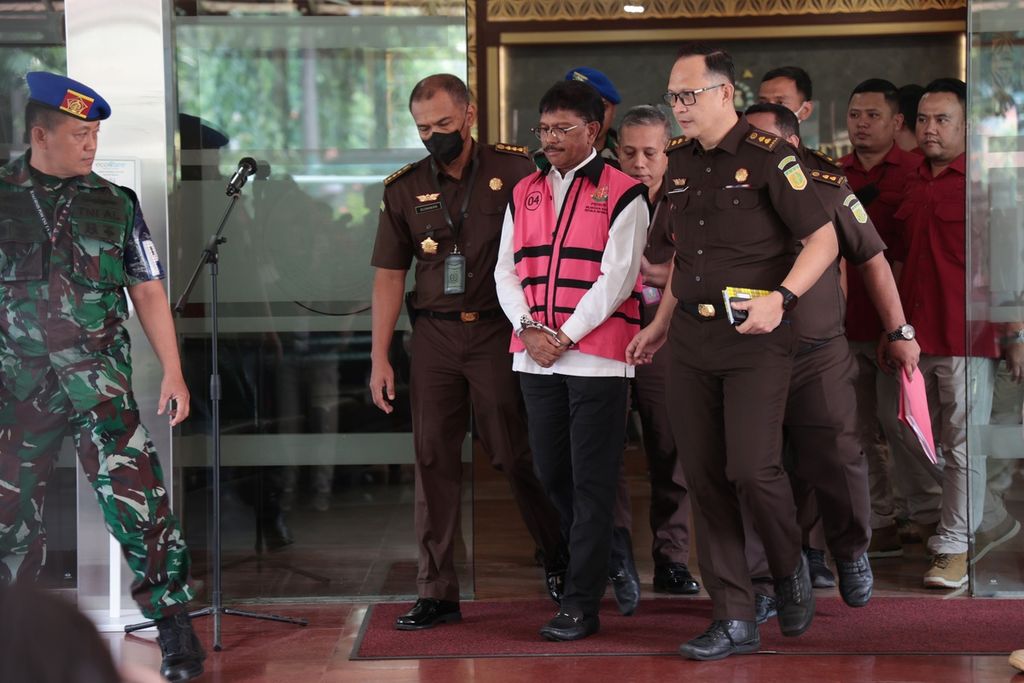 Menteri Komunikasi dan Informatika Johnny G Plate (tengah) mengenakan rompi khusus saat ditahan usai diperiksa di Gedung Bundar Kejaksaan Agung, Jakarta, Rabu (17/5/2023). Johnny G Plate menjadi tersangka dalam kasus dugaan korupsi penyediaan base transceiver atau BTS dalam program BAKTI Kementerian Komunikasi dan Informatika tahun 2020-2022, sebesar Rp 8 triliun.