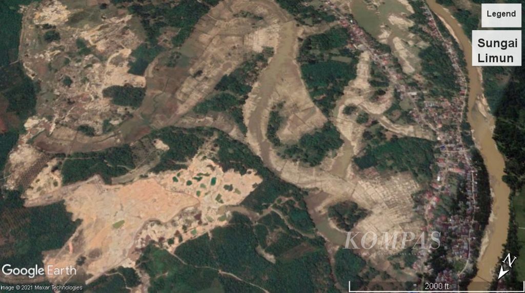 Lanskap penyangga Taman Nasional Kerinci Seblat, Kabupaten Sarolangun, 2020, makin parah digerogoti tambang emas liar di sepanjang aliran hulu sungai. Tangkapan layar Googleearth.