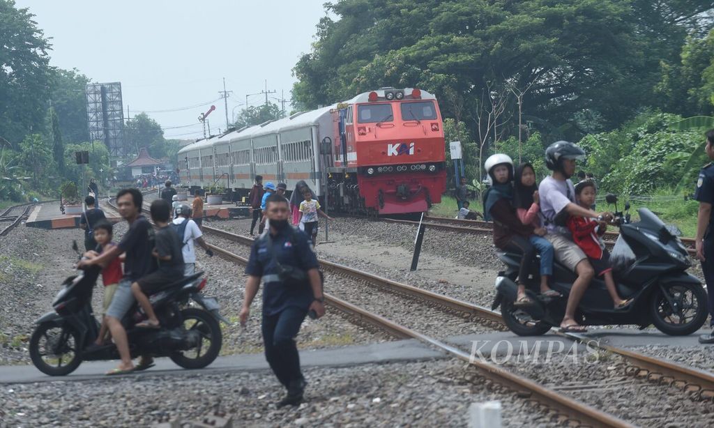 The Panataran train bound for Surabaya was stopped not far from the location where the Pandalungan train derailed at the Tanggulangin Station Yard in Sidoarjo on Sunday (14/1/2024). The Pandalungan train, which is on the Gambir-Surabaya-Jember route, derailed at 07.57 AM. The derailment of the Pandalungan train caused the railway track to be impassable.