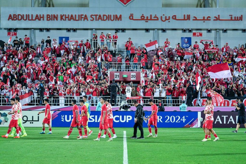 Pendukung Indonesia yang tergabung dalam Garuda Qatar memberikan apresiasi kepada skuad &quot;Garuda Muda&quot; seusai kalah pada laga semifinal Piala Asia U-23 2024 kontra Uzbekistan, Senin (29/4/2024), di Stadion Abdullah Bin Khalifa, Qatar.  Indonesia akan bertanding melawan Guinea dalam laga play-off antarzona Kualifikasi Olimpiade Paris, Kamis (9/5/2024) di Clairefontaine, Perancis.