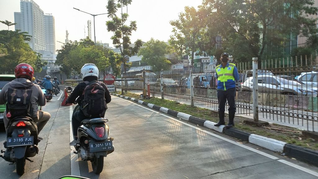 Mulai Rabu (17/5/2023) PT Transportasi Jakarta meluncurkan layanan 35 menit di tiga rute, Ragunan-Kuningan Timur, Grogol-Semanggi, dan Pluit-Kota. Salah satu kunci layanan dengan waktu tempuh pendek itu di tengah kemacetan Jakarta yang kian parah saat ini adalah koridor yang steril. Transjakarta mengupayakan sterilisasi koridor dengan menempatkan petugas penjaga koridor.