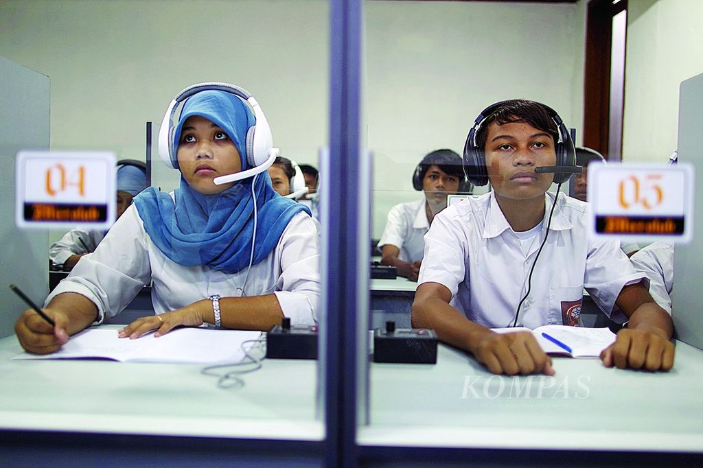 Sopia, pelajar SMA yang putus sekolah (kiri), bersama pelajar putus sekolah lainnya mengikuti pelajaran Bahasa Inggris dengan program Microlab Multimedia Language Laboratory di Rumah Belajar Tower Bersama Infrastructure (TBIG), Manggarai, Jakarta Selatan, Rabu (6/6). 