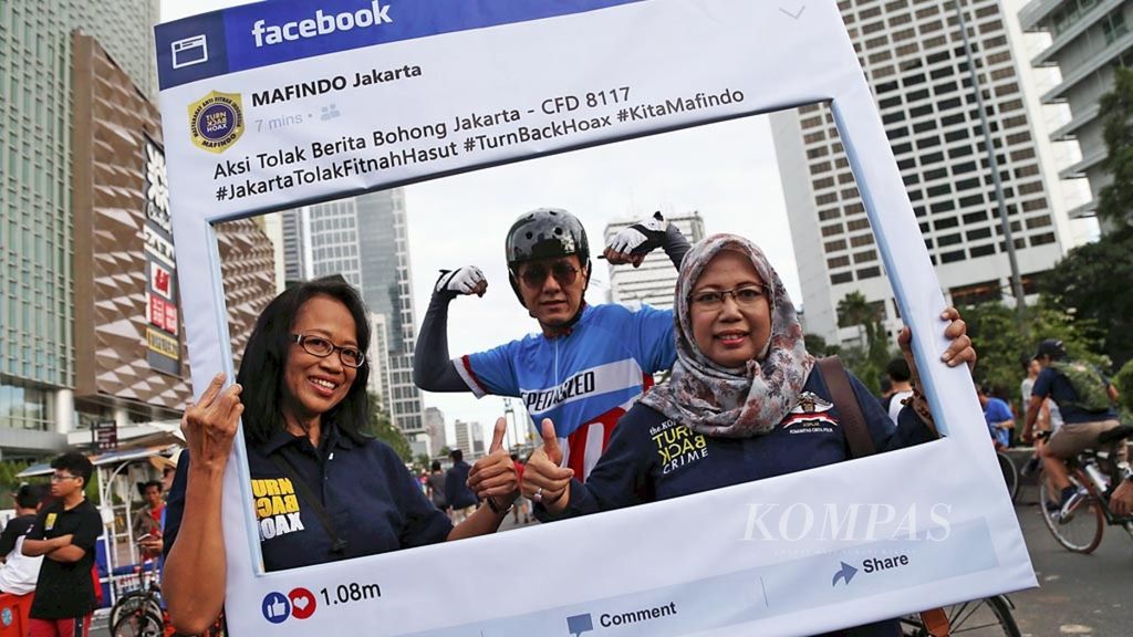 Warga berpose saat sosialisasi dan deklarasi Masyarakat Indonesia Anti Hoax di hari bebas kendaraan bermotor, di Jakarta, Minggu (8/1/2017). Deklarasi yang juga dilakukan di lima kota lainnya di Indonesia itu bertujuan untuk membersihkan media sosial dari berita bohong alias hoaks.