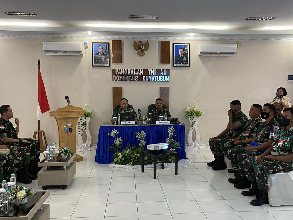 Komandan Lanud Dominicus Dumatubun Letkol (Pnb) Ruli Surya PS memaparkan perkembangan Lanud kepada Kepala Staf TNI Angkatan Udara (KSAU) Marsekal Fadjar Prasetyo dalam Rangka Kunjungan Kerja KSAU, Senin (4/07/2022).