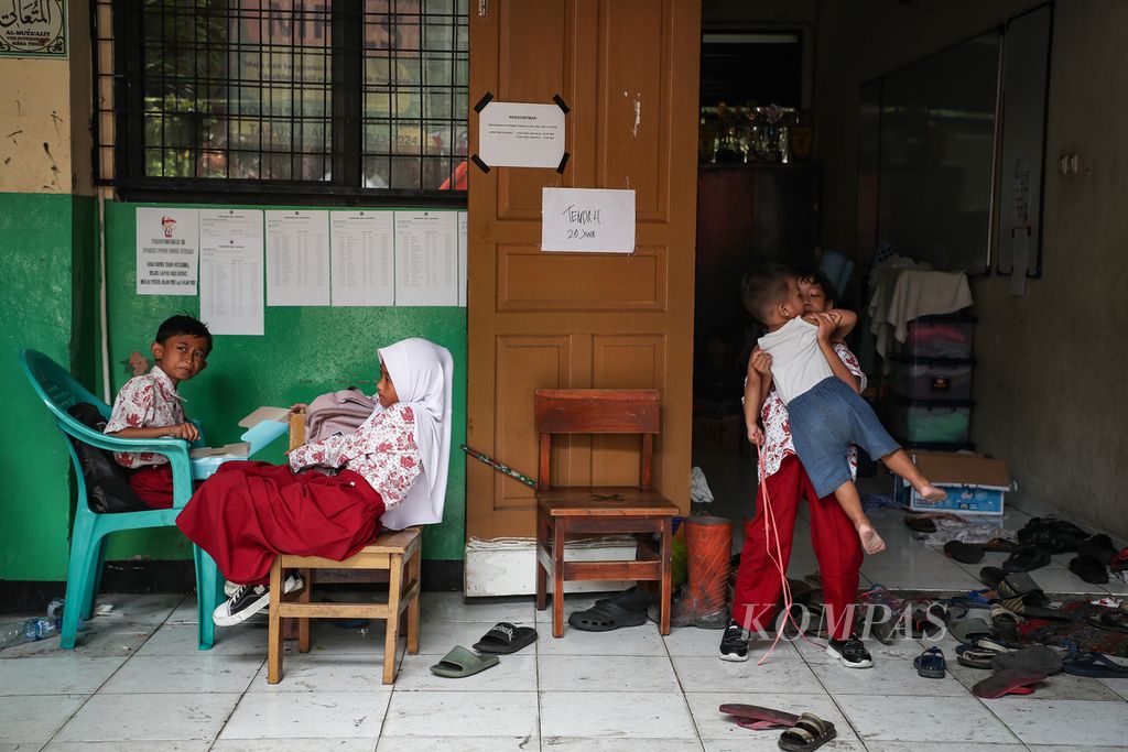 Siswa bermain di depan kelas yang menjadi tempat pengungsian di kompleks SDN Duri Utara 01-06, Tambora, Jakarta Barat, Kamis (13/7/2023). 