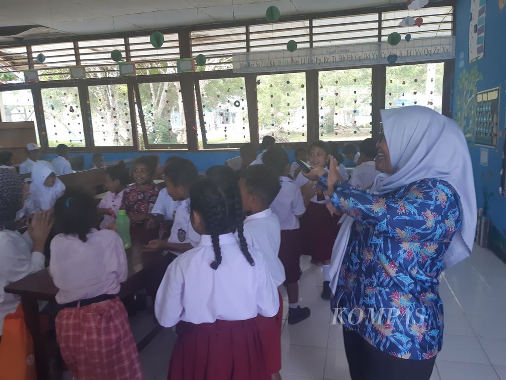 Gigih Setyorini, guru kelas 1 SD Pariem, Kabupaten Supiori, Papua, mengajak siswa belajar dengan rileks dengan menyanyi bersama, pertengahan September 2022. 