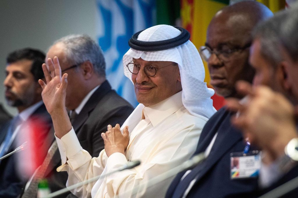 Menteri Energi Arab Saudi Pangeran Abdulaziz bin Salman (tengah) menyampaikan keterangan pers seusai pertemuan OPEC+ di Vienna, Austria, Rabu (5/10/2022). 