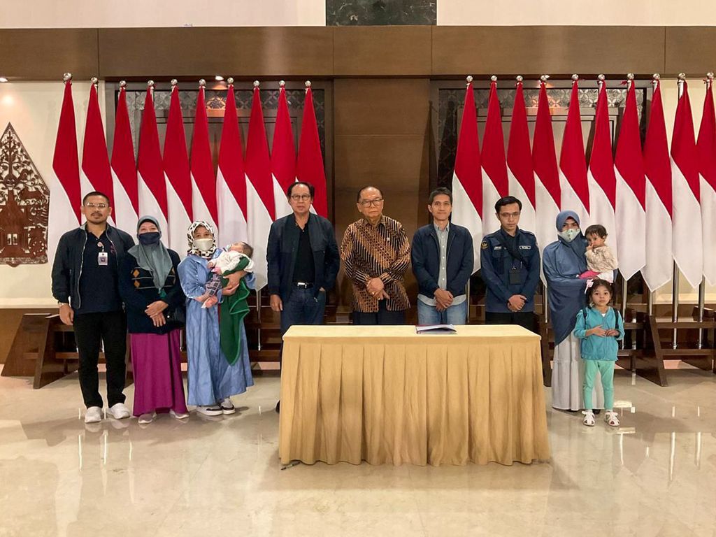 Anggota Dewan Pertimbangan Presiden RI (Wantimpres), Sidarto Danusubroto dan Djan Faridz, pada hari Senin (26/8/2024) bertolak ke Arab Saudi didampingi oleh Sekretaris Anggota Wantimpres Sudiman Tarigan dan Kasubdit Pelindungan WNI untuk wilayah Timur Tengah Kementrian Luar Negeri Akhmad Baihaqie. 