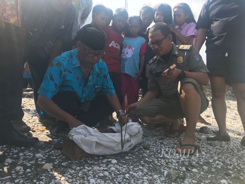 Pemerintah Kecamatan Bulak, Surabaya, melarung benda mirip jenglot di perairan Selat Madura, Jawa Timur, Rabu (18/9).