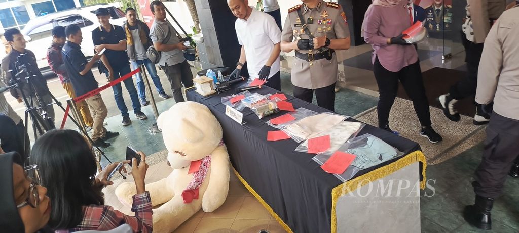 Polresta Malang Kota menggelar siaran pers kasus kekerasan anak oleh pengasuhnya di Malang, Sabtu (30/3/2024). 