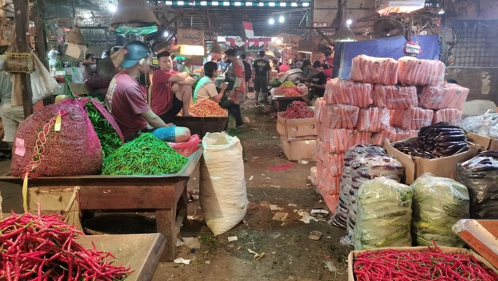 Pedagang di Pasar Induk Kramat Jati tengah menunggu pembeli, Senin (10/10/2022).