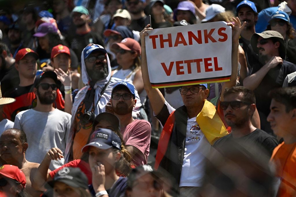 Seorang penggemar membawa poster bertuliskan Terima Kasih Vettel pada parade pebalap jelang Grand Prix Formula 1 Brasil di Sirkuit Jose Carlos Pace atau Interlagos, Sao Paulo, Brasil, 13 November 2021.