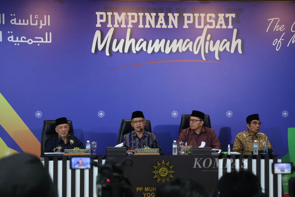 Ketua Umum Pimpinan Pusat (PP) Muhammadiyah Haedar Nashir (kedua dari kiri) memberi penjelasan seusai penetapan hasil hisab Ramadhan, Syawal, dan Zulhijah 1444 Hijriah di Kantor PP Muhamadiyah, Yogyakarta, Senin (6/2/2023). 