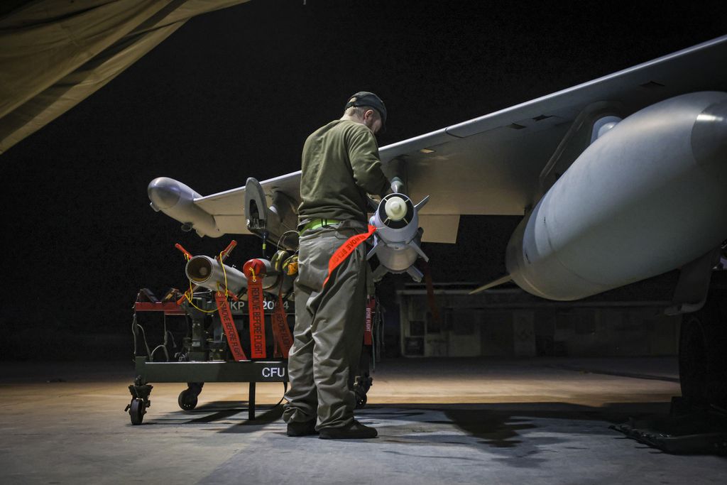 Foto yang dirilis oleh Kementerian Pertahanan Inggris memperlihatkan seorang ahli senjata tengah mempersenjatai Tvphoon FGR4 Angkatan Udara Inggris dengan bom presisi di Pangkalan Akrotiri, Minggu (21/1/2024).