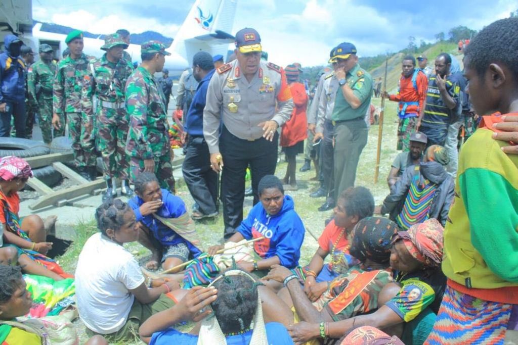Kapolda Papua Inspektur Jenderal Paulus Waterpauw saat meninjau warga yang terkena konflik di Sugapa, ibu kota Kabupaten Intan Jaya, Papua, Sabtu (25/2).